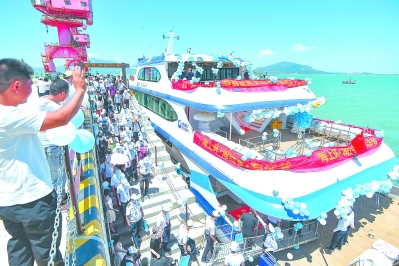 “海坛2号”海上观光游轮今年6月开航后，成为平潭国际旅游岛新热点。江信恒 摄.jpg