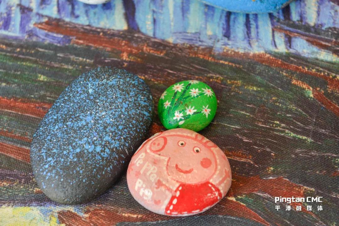 她喜欢发挥岛内资源 用捡拾的海蛎壳 鲍鱼壳和鹅卵石 等进行作画 她称