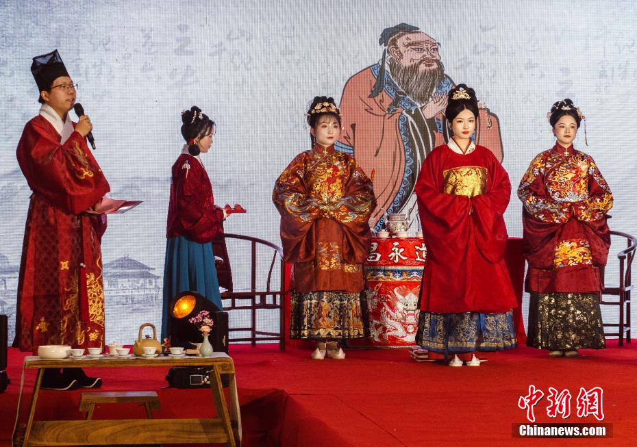 两岸青年在福建平潭穿汉服、画灯笼迎新春