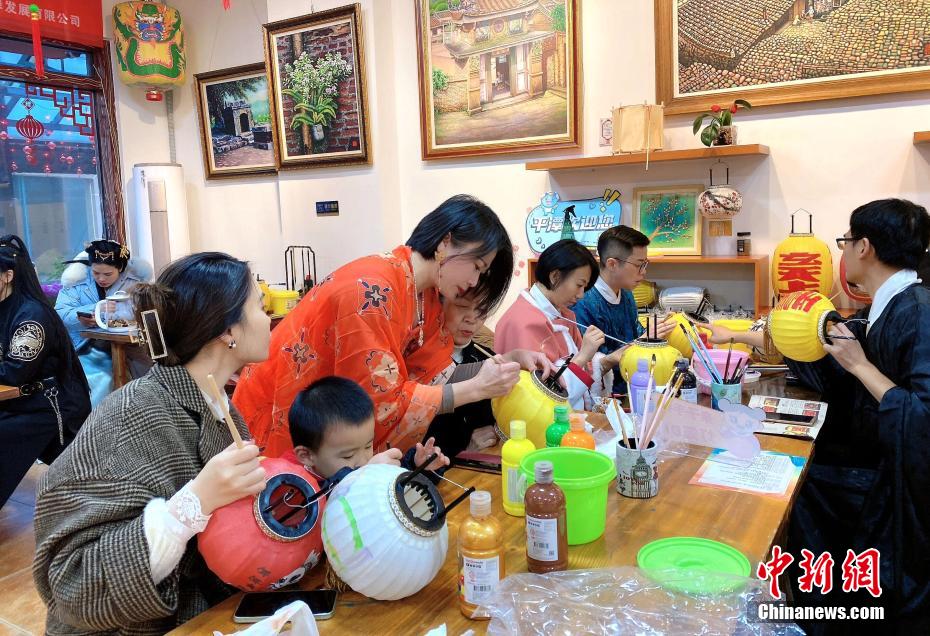 两岸青年在福建平潭穿汉服、画灯笼迎新春