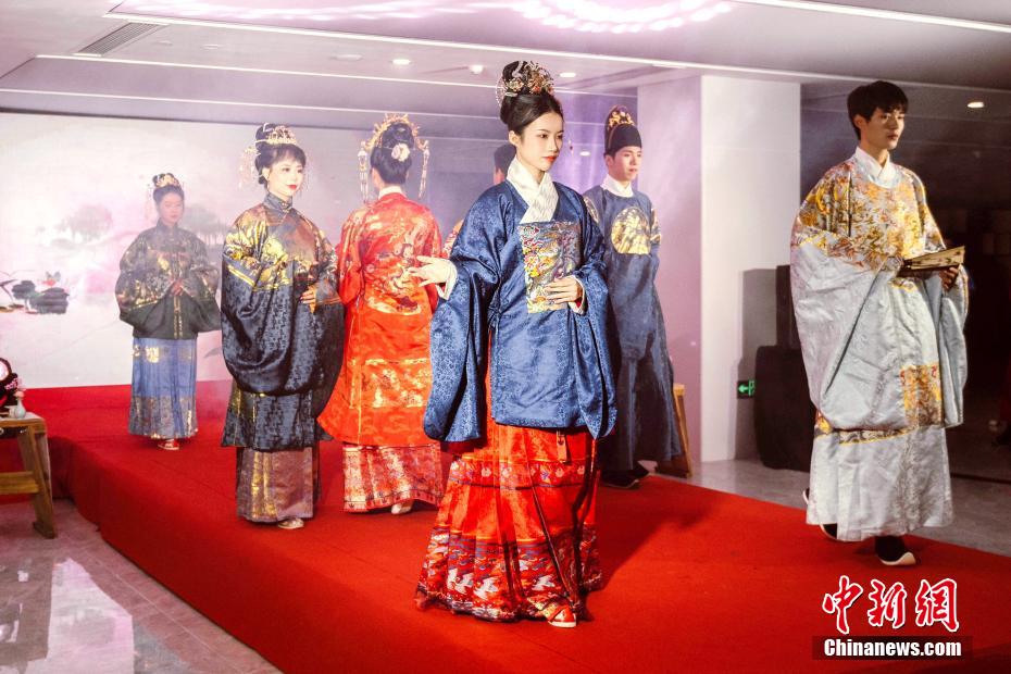 两岸青年在福建平潭穿汉服、画灯笼迎新春