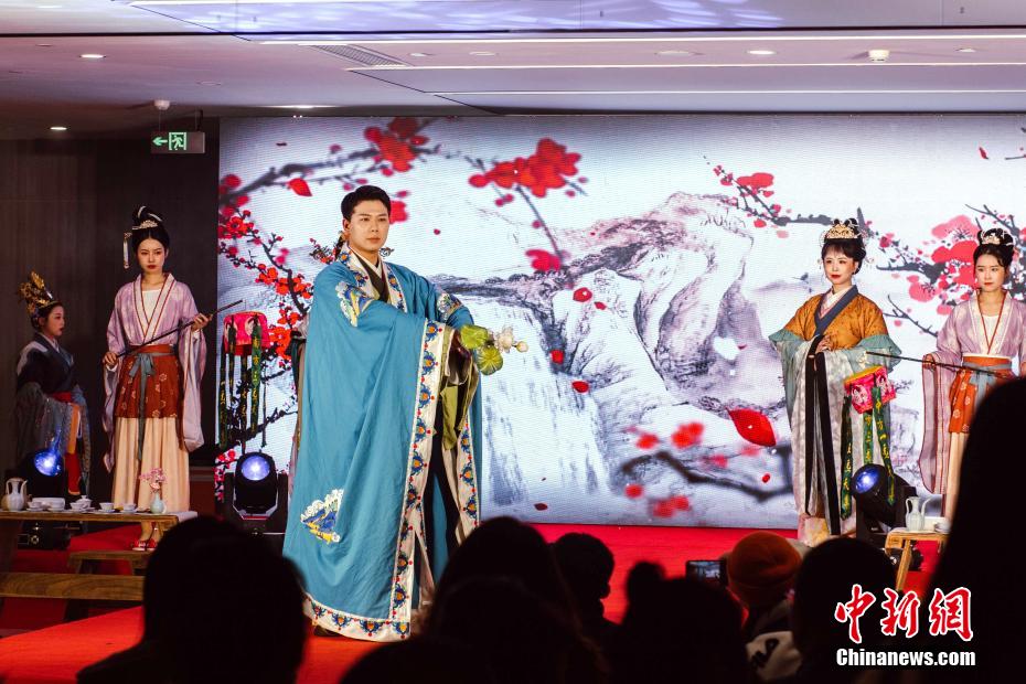 两岸青年在福建平潭穿汉服、画灯笼迎新春