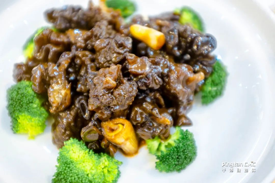 除了本地新鲜食材云南野生菌也担当了主角这道葱烧玛卡菌酱香味十足