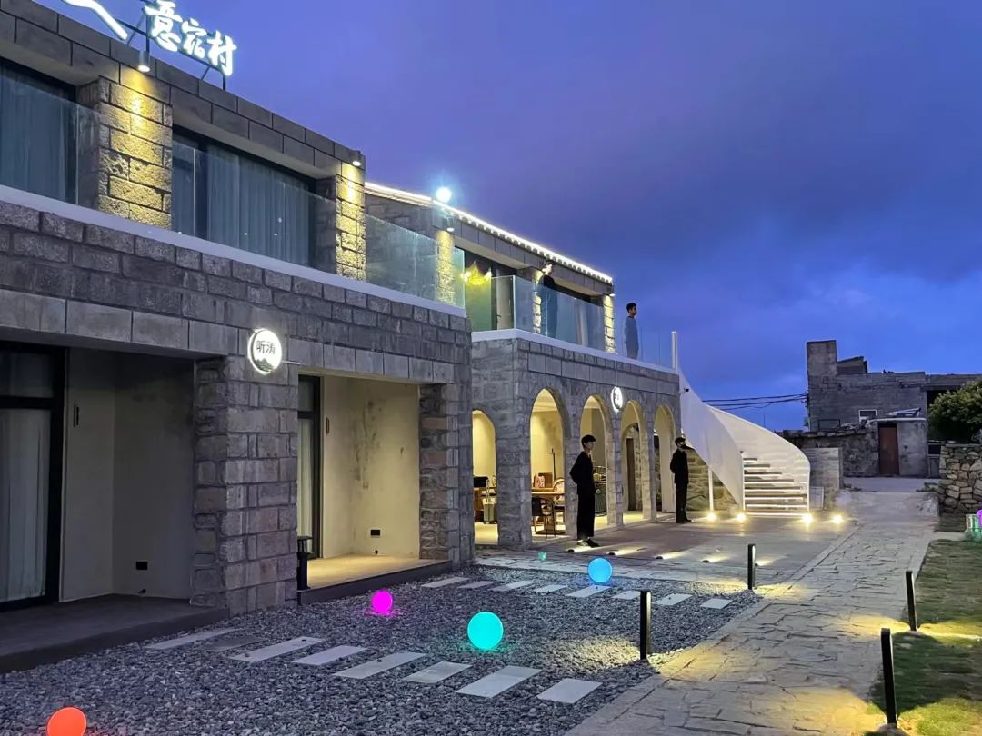 现代欧式风格自然简约,返璞归真尽显原始渔家情调民宿位于北港村由4座