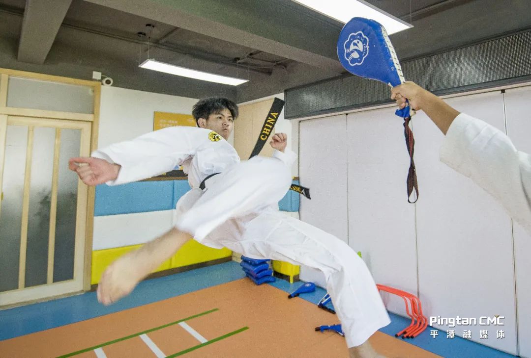 旋风踢,腾空侧踢在城关的一家跆拳道馆内烈日炎炎一起走进吴伟康的