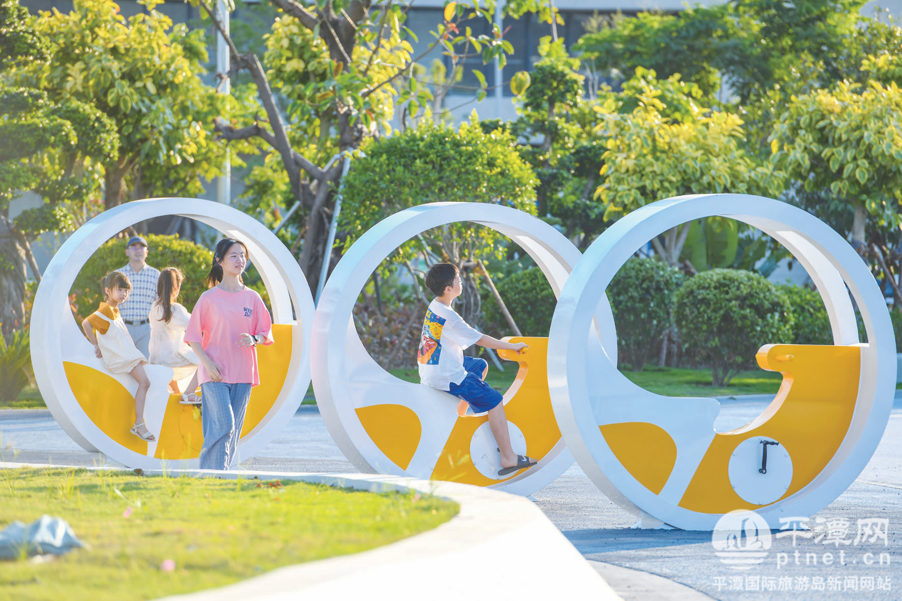 平潭市民广场成为市民休闲娱乐的新宠儿