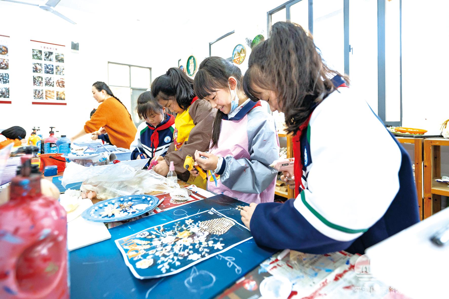 平潭城关小学的学生们正在贝雕制作教室里制(1668598)-20230328091258.jpg