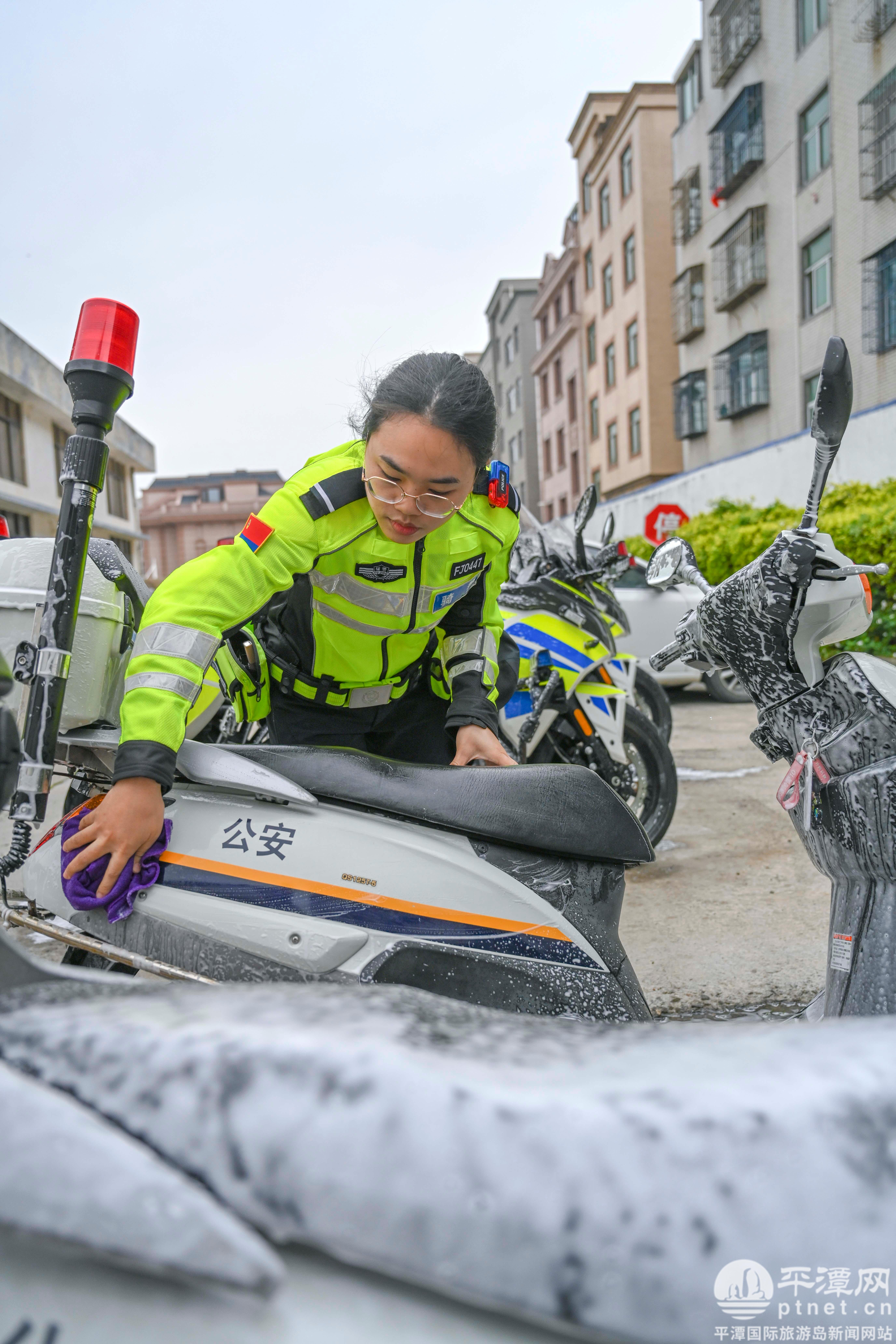 她们就是来自实验区公安局交通警察支队骑警大队的9名民辅警,尽管平均