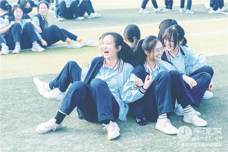 释放了备考压力心怀感恩成人礼为青春喝彩5月9日,平潭翰英中学举行"