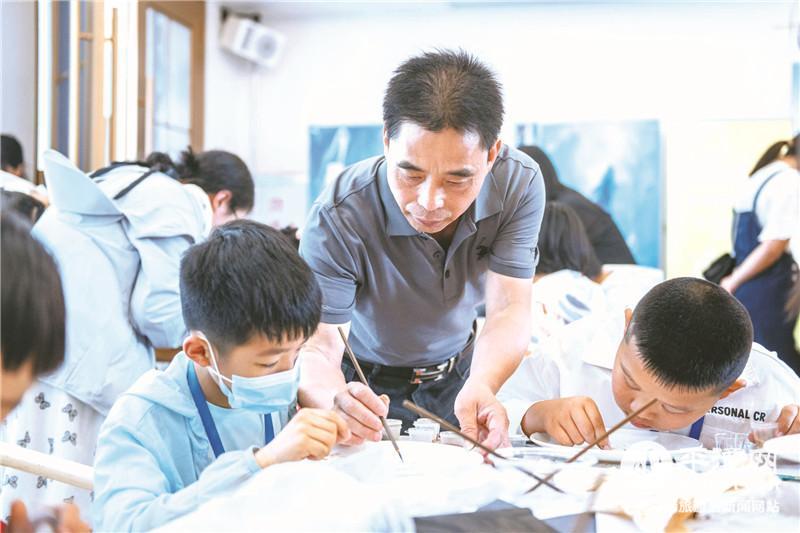 林福平指导小记者制作沙画生存四亿五千万年之久的"海底鸳鸯"东方鲎