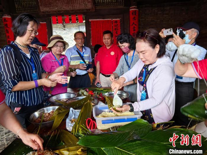 桂台两地民众共包粽子庆端午寓意“同粽同源”