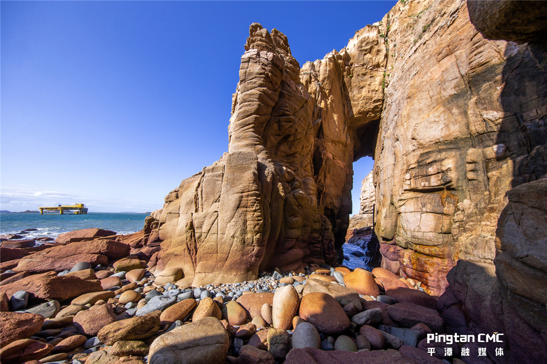 大练岛的通天门崖底遍布了美丽的鹅卵石,伴着海浪,夕阳,潮起潮落.