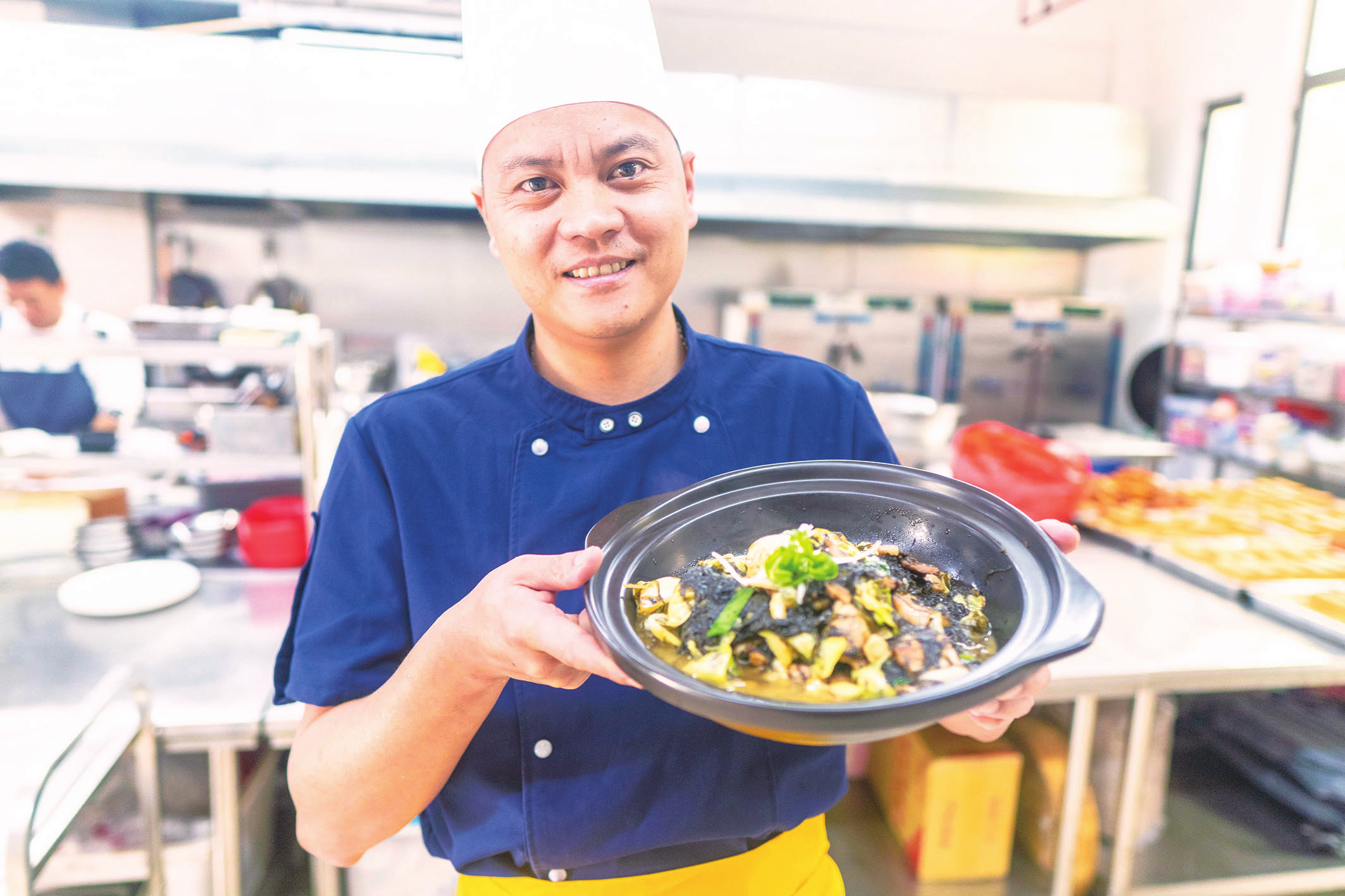 施坤华展示紫菜包菜焖五花肉冬节至 一道"家味"祝岁华融媒体记者 陈澜
