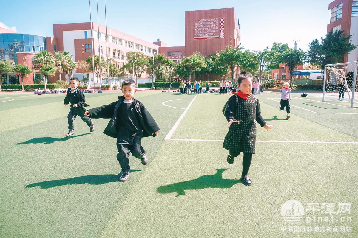 在体育教师林世怡的带领下,平潭城关小学的一年级(2)班学生们在操场上