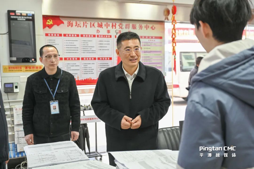 黄建波(中)慰问一线普查人员黄建波叮嘱一线普查人员要坚持依法普查