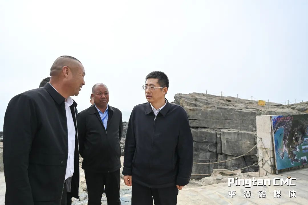 黄建波察看东美村码头船舶安全管理情况.