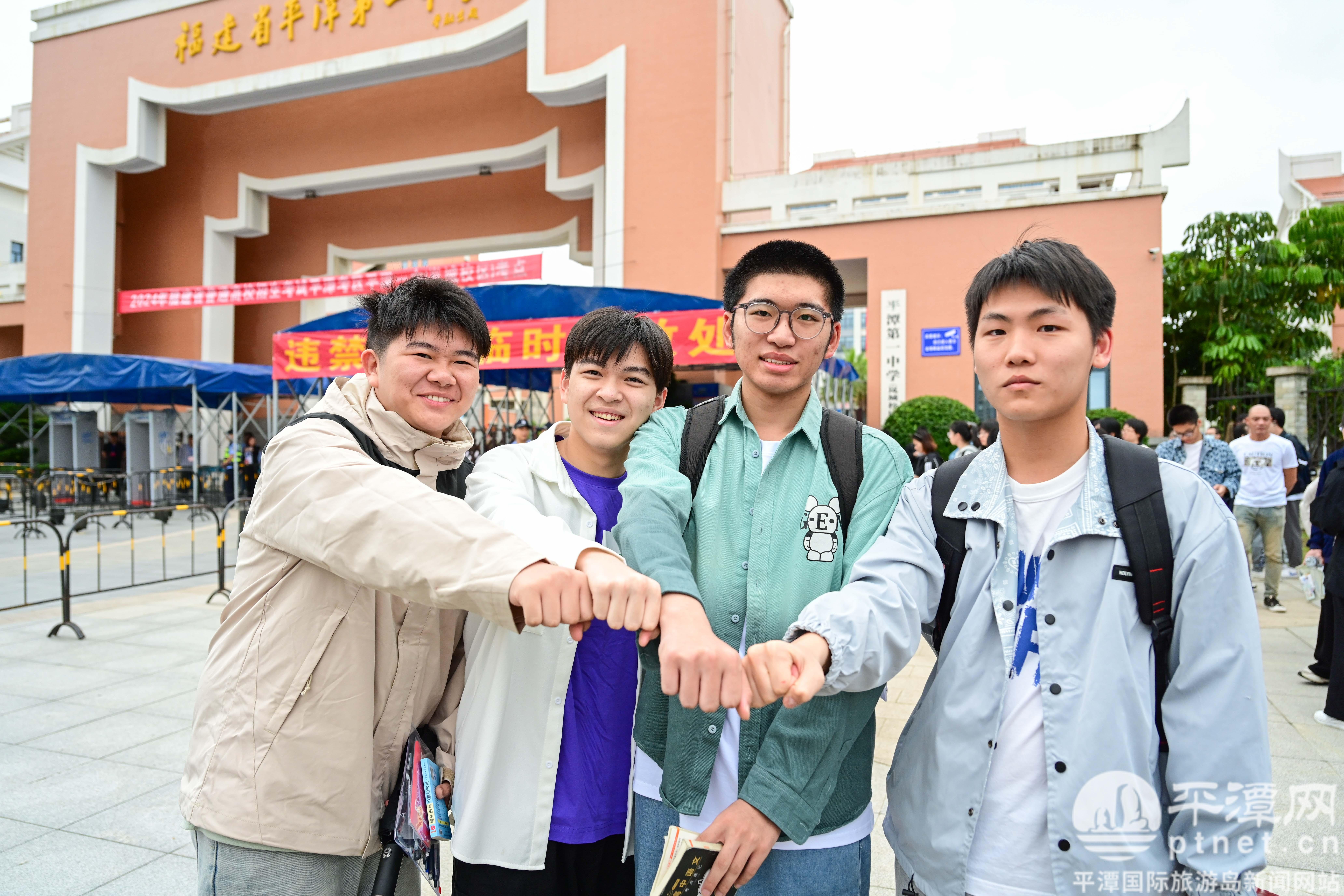 上午7点半,在平潭一中(岚城校区)考点,考生陆续抵达,前来送考的老师