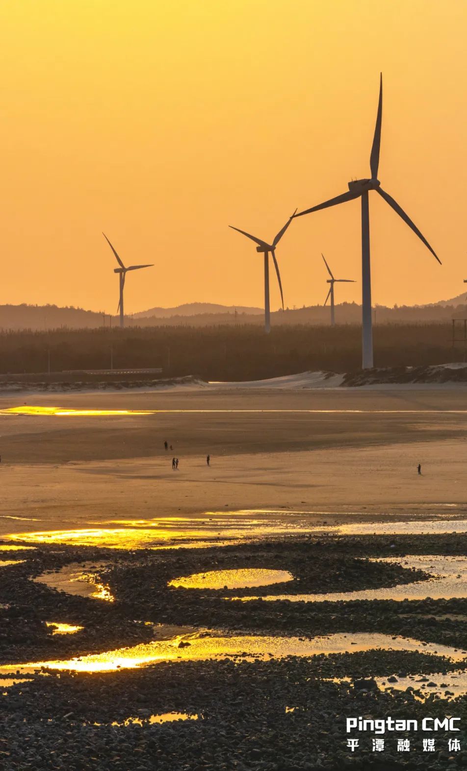 风车悠然转动岛屿岩礁错落有致海水清澈湛蓝沙质细白是平潭三大海滨