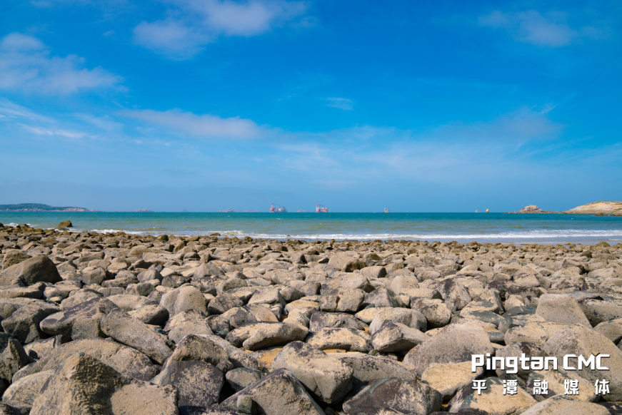 平潭三大海滨沙滩之一沙质细白海水清澈湛蓝岛屿岩礁错落有致风车悠然