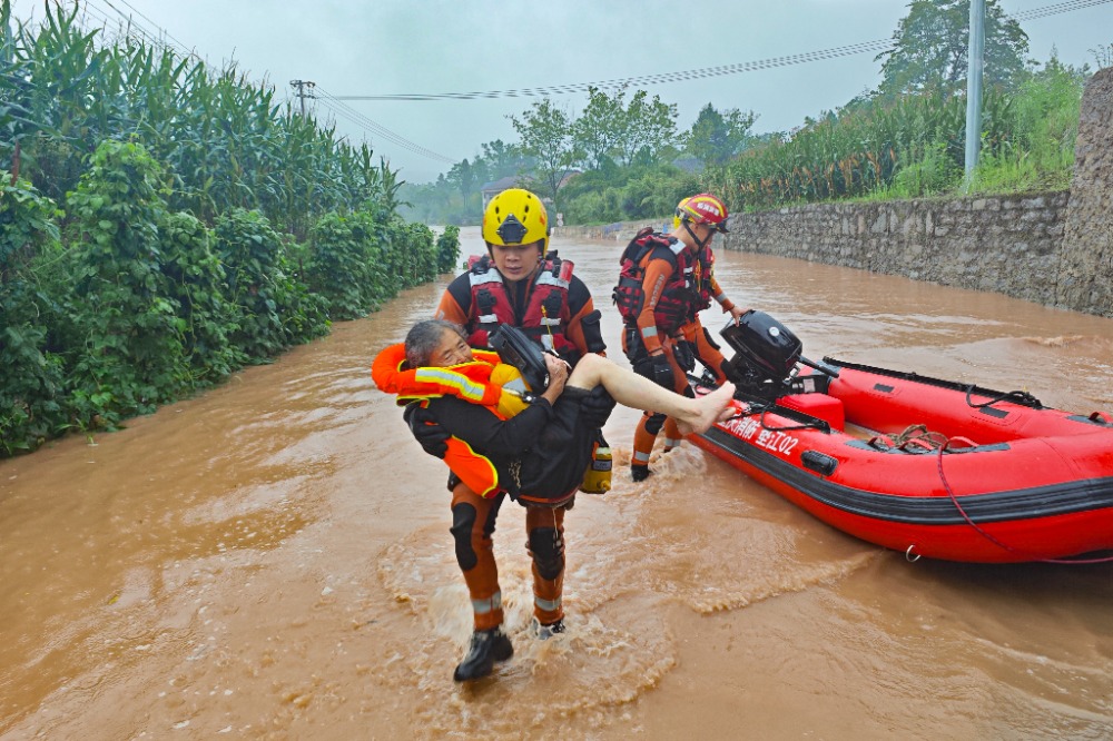 7月11日,忠县三汇镇水位快速上涨,当地政府组织群众快速转移.