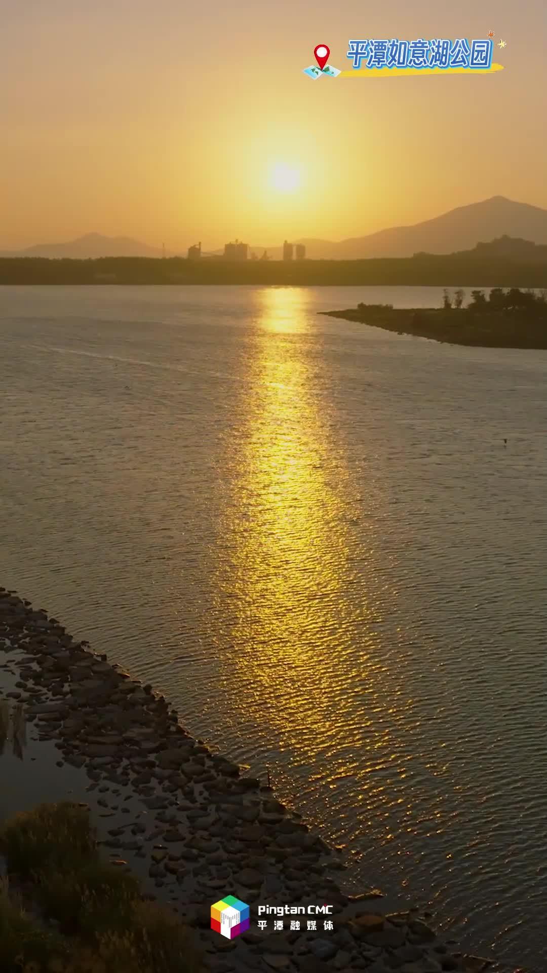 海浪与夕阳共舞，时间在橘色里慢放