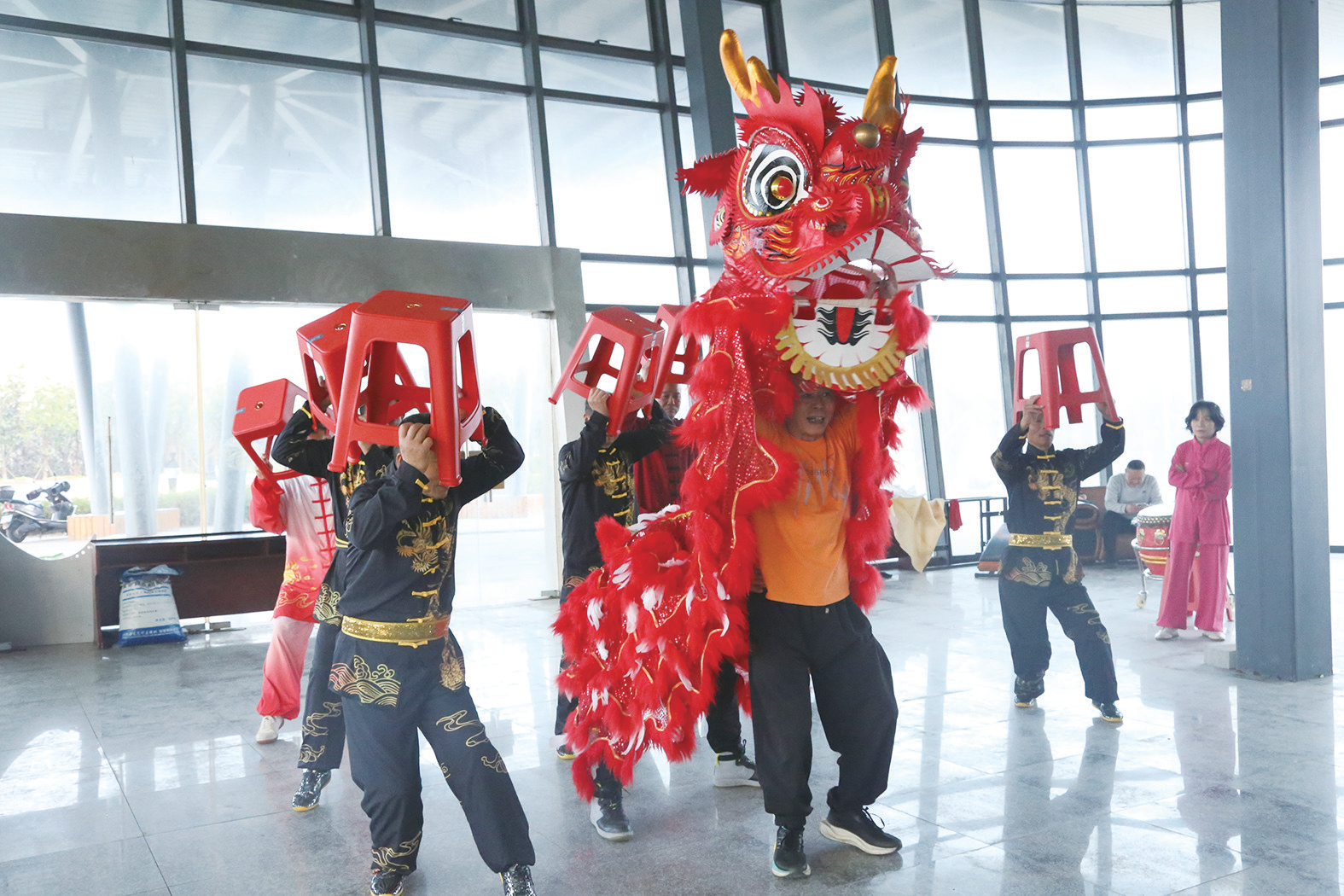 锣鼓声响  麒麟岛上舞麒麟