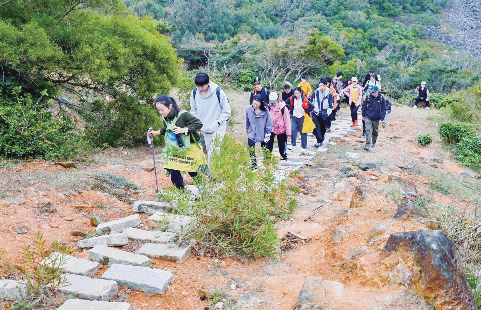 百里徒步览山海 步履不停传爱心