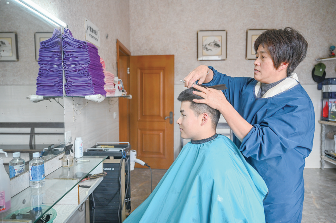 理发店里的警民情