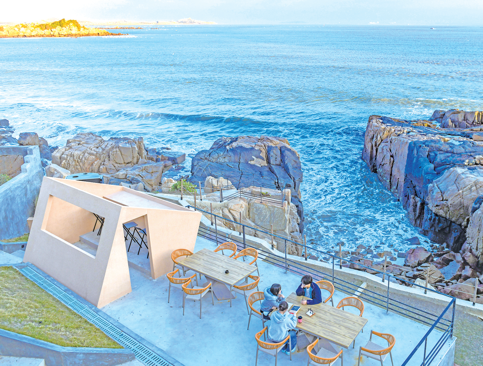 在平潭悬崖上，与大海共饮一杯咖啡