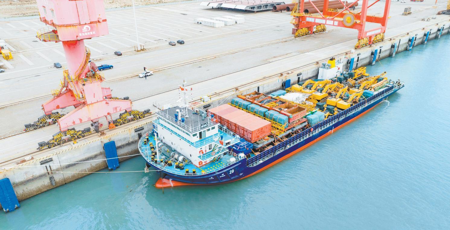 平潭口岸首次向阿尔及利亚出口工程设备