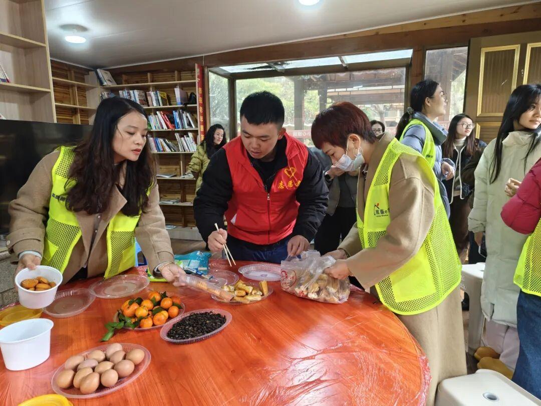 国网平潭供电公司志愿者开展腊八节送温暖活动