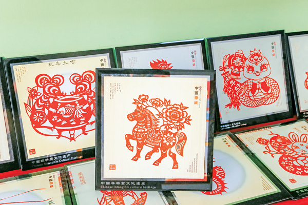 指尖“飞”骏马，剪纸迎新春