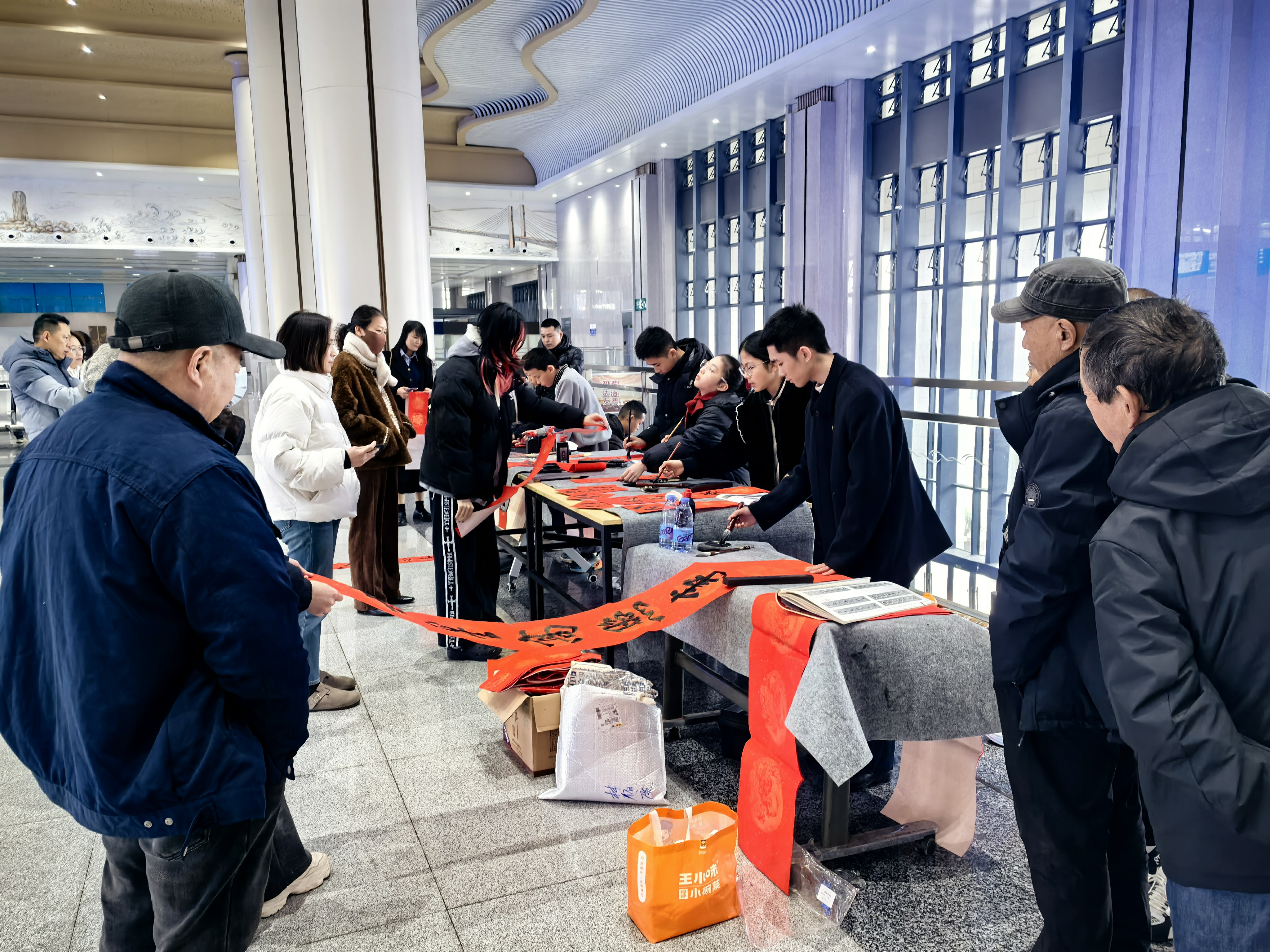 平潭青少年高铁站送福，感恩奉献喜迎归乡