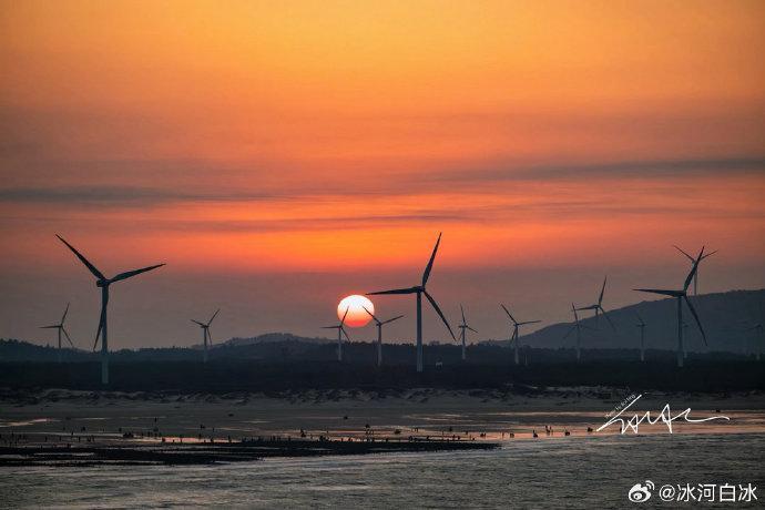 平潭的风轻拂耳畔，大海的蓝藏进镜头