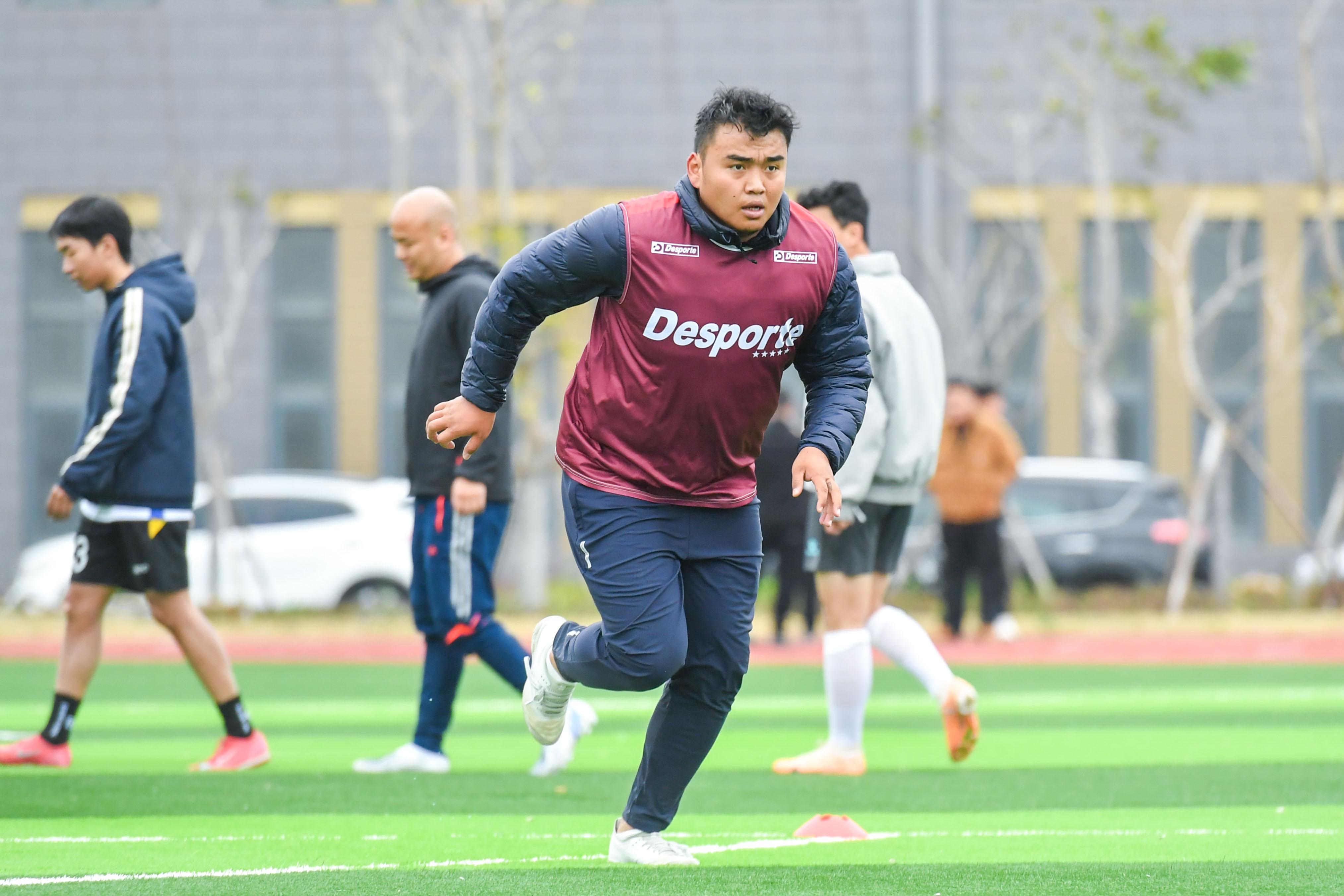 藏族大学生达瓦扎西：从西藏高原踢到平潭绿茵