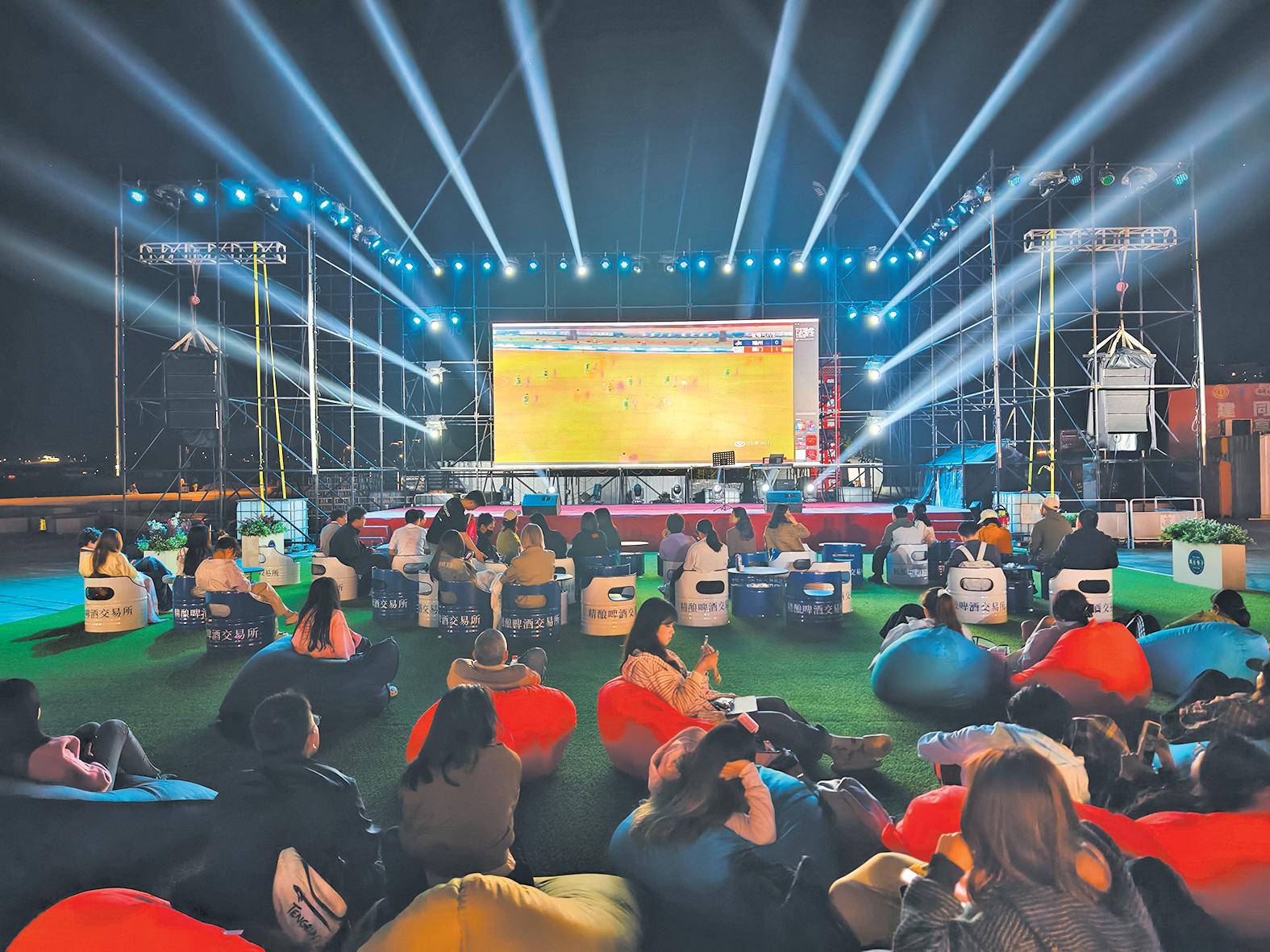 平潭多地共燃“闽超”之夜